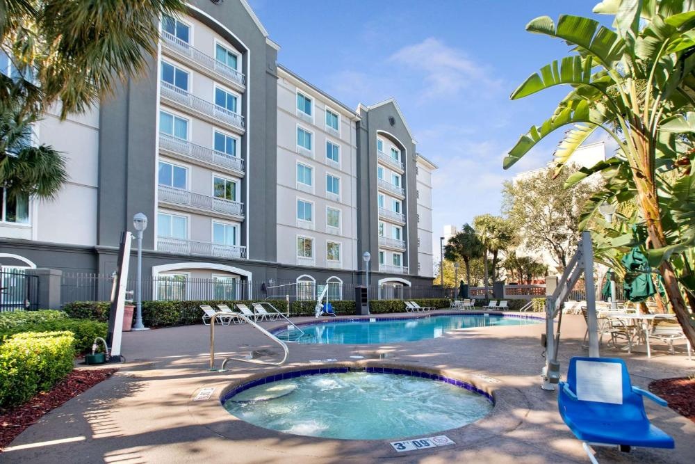 La Quinta Inn & Suites by Wyndham Fort Lauderdale Airport